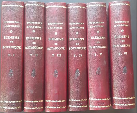 Eléments de Botanique, ou Méthode Pour Connoitre les Plantes par Pitton et Tournefort.Edition augmentée de tous les Supplénts donnés par Antoine de Jusieu; enrichie d'une Concordance avec les Classes, Ordres du Système sexuel de Linné, et les Familles naturelles créés par Laurant- Antoine de Jussieu... 6 volumes. Lyon. 1797. 489 engrraved (uncoloured) plates. XVI 1784 p. Halfleather.